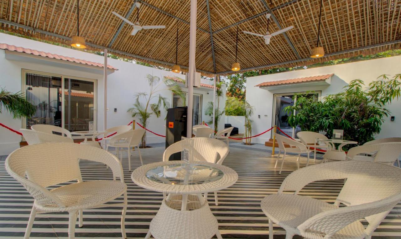 Treebo Code Red Hotel Morjim Ngoại thất bức ảnh