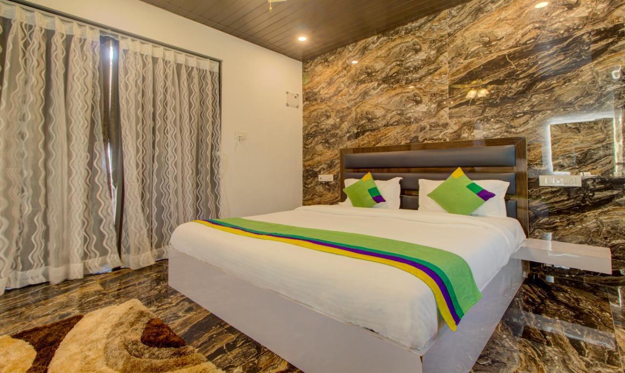 Treebo Code Red Hotel Morjim Ngoại thất bức ảnh