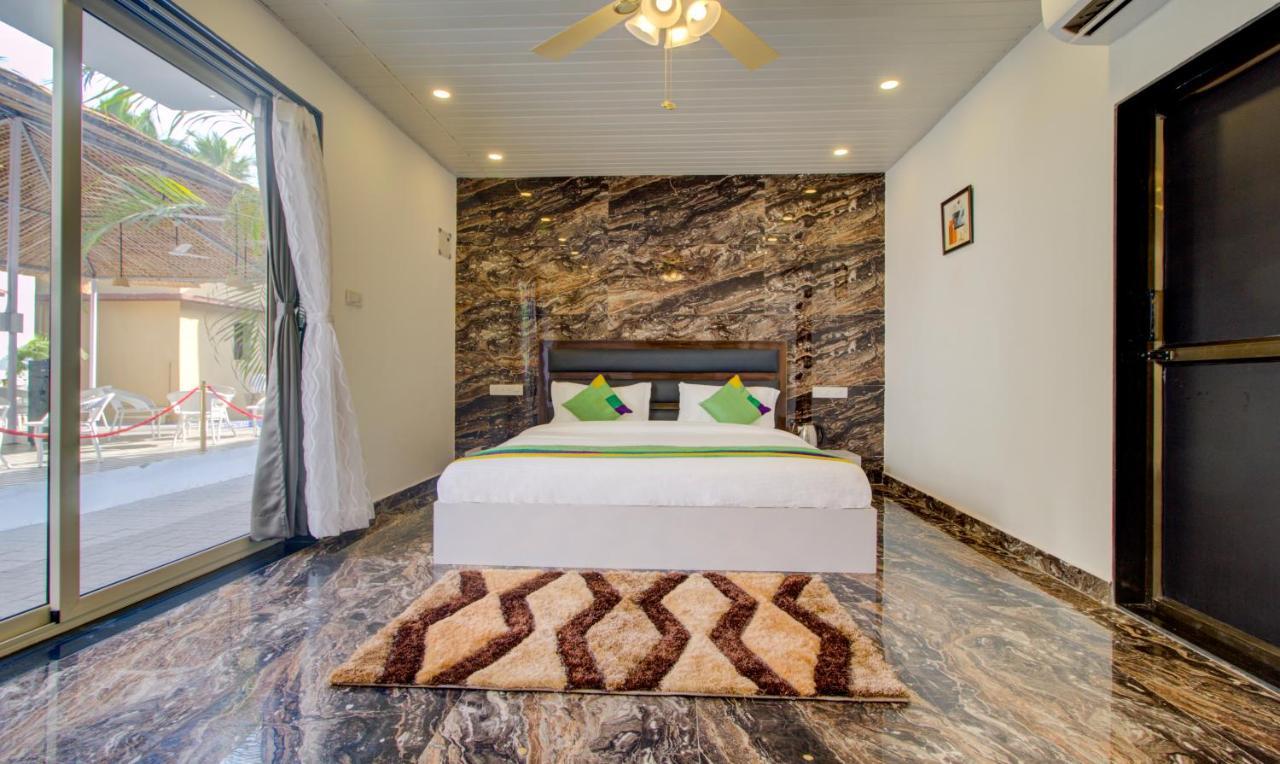 Treebo Code Red Hotel Morjim Ngoại thất bức ảnh