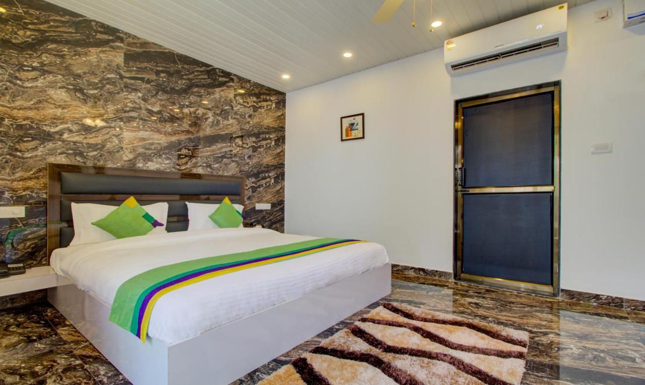 Treebo Code Red Hotel Morjim Ngoại thất bức ảnh