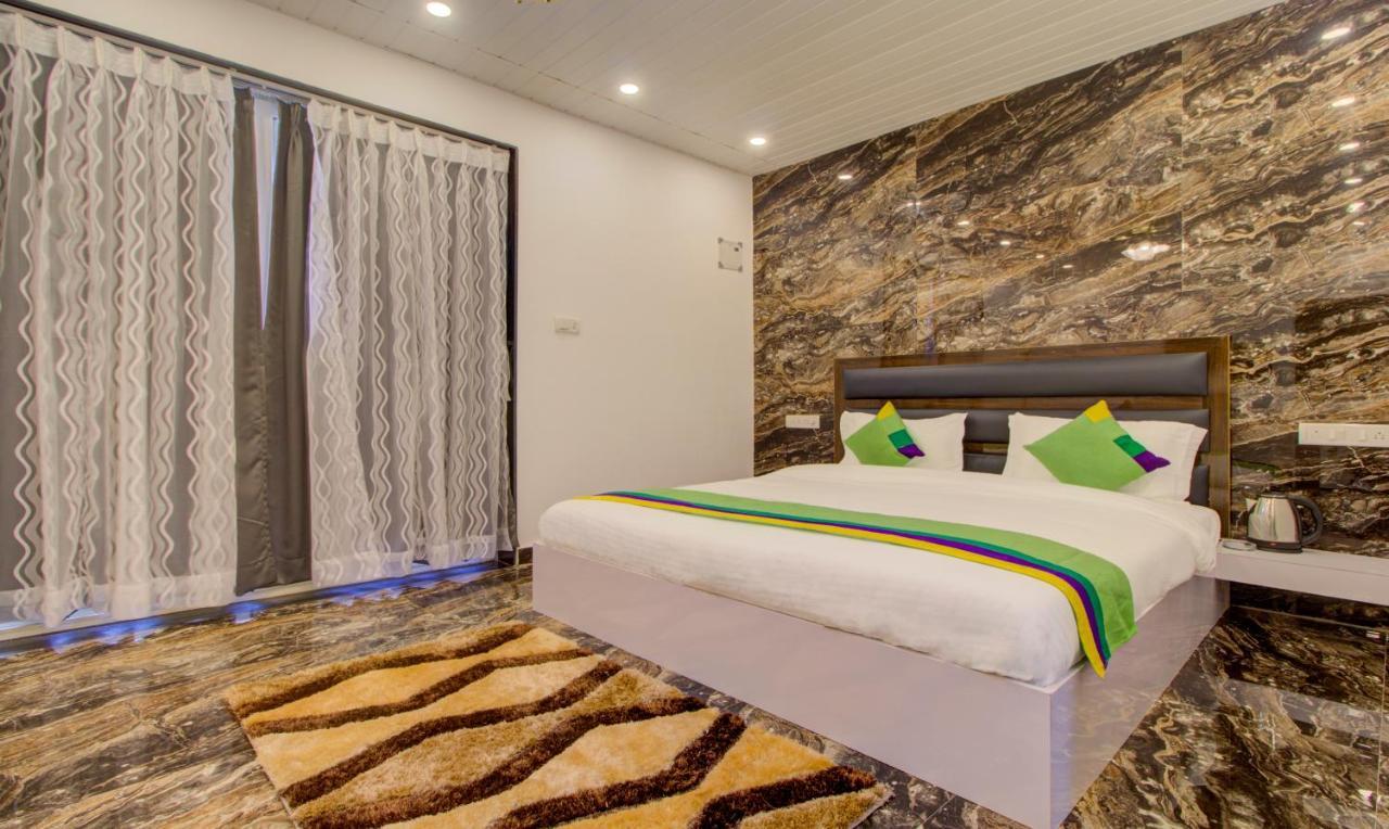 Treebo Code Red Hotel Morjim Ngoại thất bức ảnh