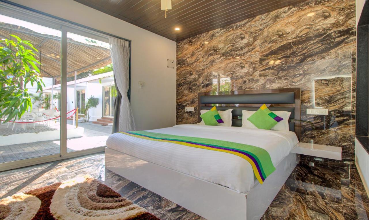 Treebo Code Red Hotel Morjim Ngoại thất bức ảnh