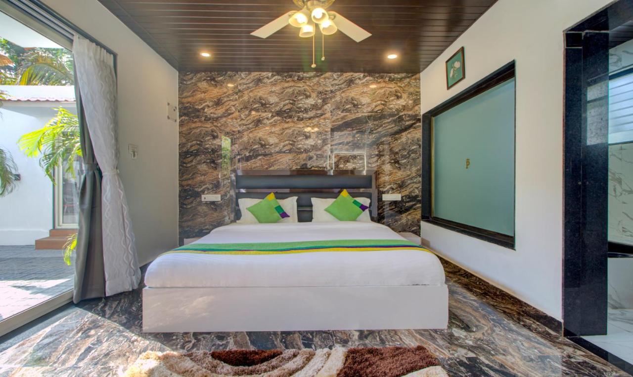 Treebo Code Red Hotel Morjim Ngoại thất bức ảnh