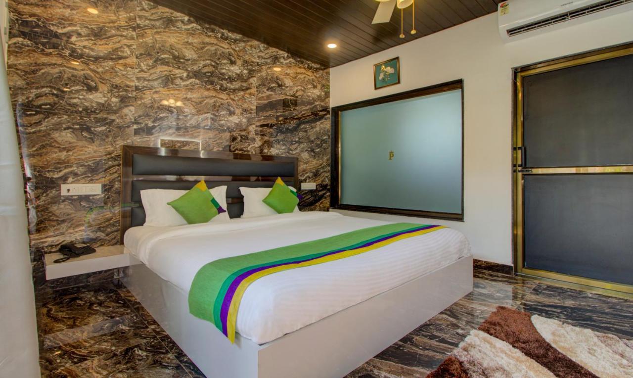 Treebo Code Red Hotel Morjim Ngoại thất bức ảnh