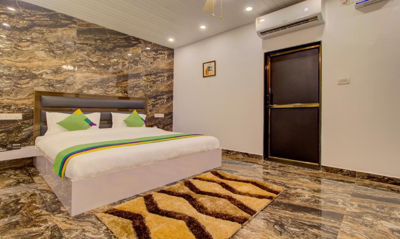 Treebo Code Red Hotel Morjim Ngoại thất bức ảnh