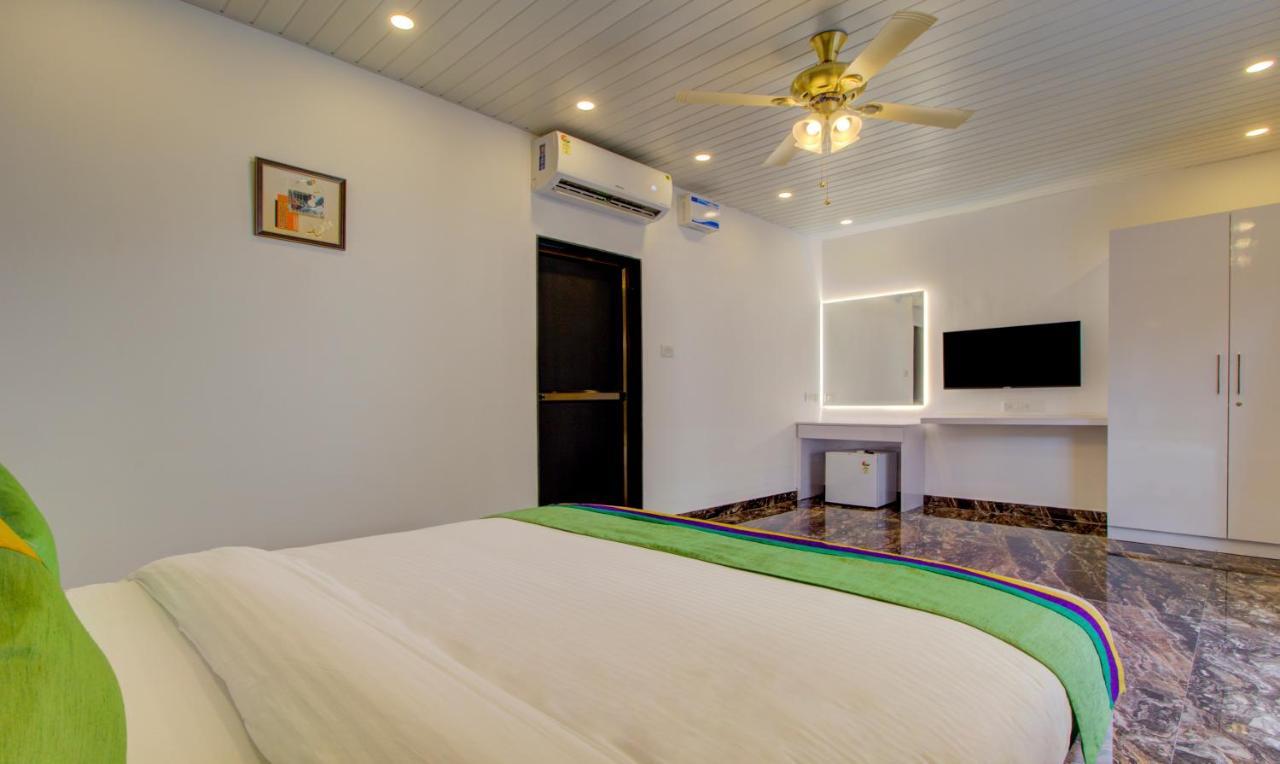 Treebo Code Red Hotel Morjim Ngoại thất bức ảnh