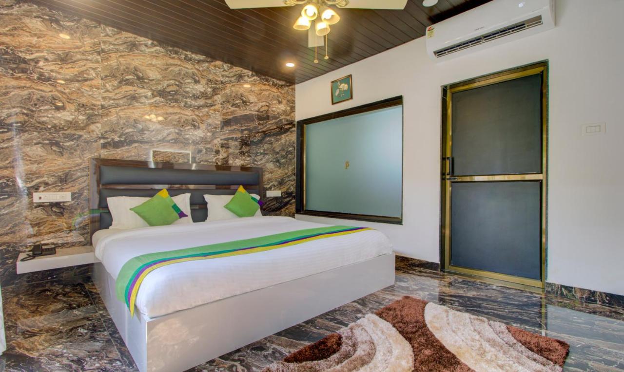 Treebo Code Red Hotel Morjim Ngoại thất bức ảnh