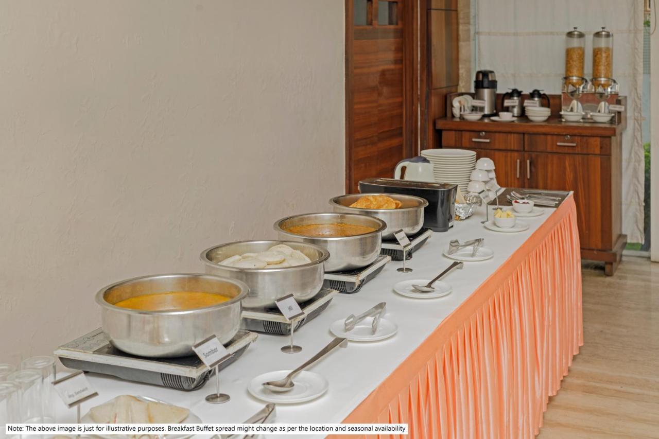 Treebo Code Red Hotel Morjim Ngoại thất bức ảnh